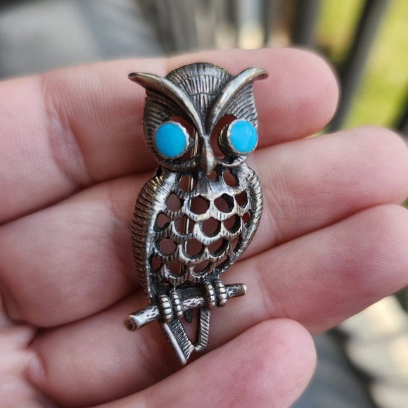 estate sale Jewelry - Vintage Silver Tone Owl Brooch With Turquoise Colored Eyes